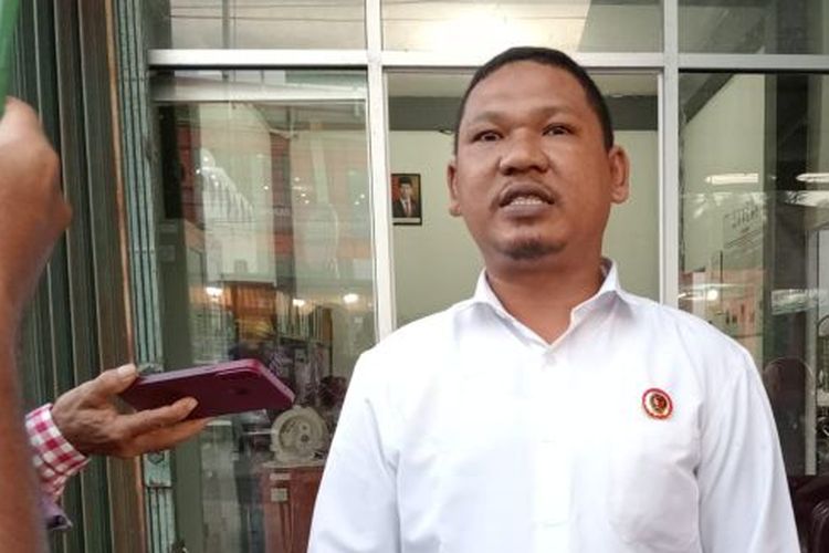 Komisioner Bawaslu Pasaman Barat Laurencius Simatupang saat memberikan keterangan usai menerima laporan dugaan pelanggaran Pemilu 2024, Rabu (24/1/2024). 