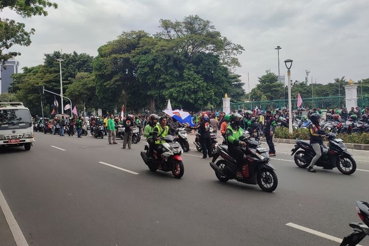 Sejumlah driver ojek online (ojol) akan menggelar unjuk rasa terkait aturan Pemerintah Provinsi (Pemprov) DKI Jakarta soal jalan berbayar atau electronic road pricing (ERP) pada Rabu (8/2/2023)