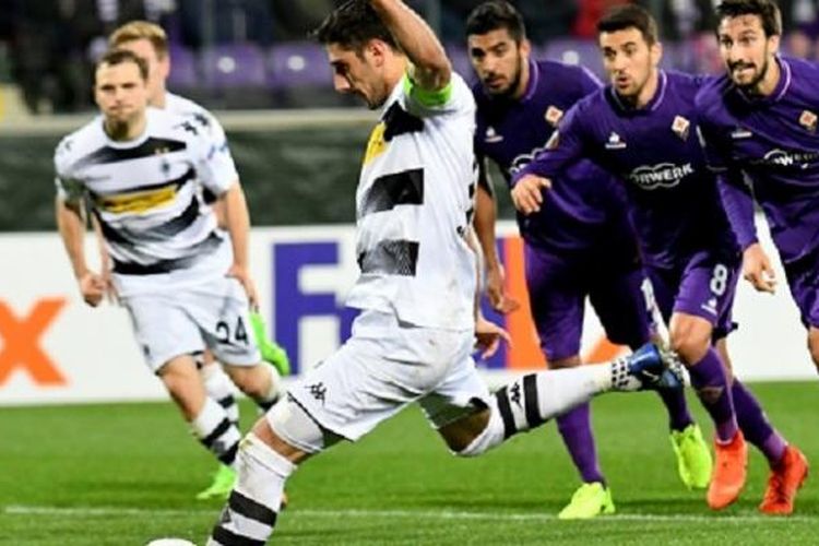 Pemain Borussia Moenchengladbach, Lars Stindl, melakukan eksekusi penalti pada laga 32 besar Liga Europa kontra Fiorentina di Artemio Franchi, Kamis (23/2/2017). 