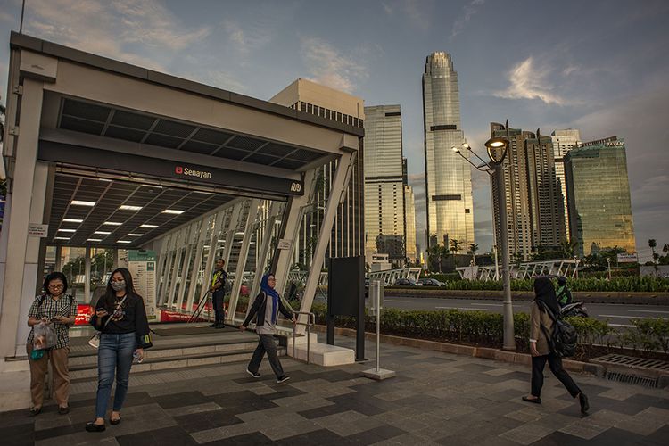 Foto dirilis Jumat (6/3/2020), memperlihatkan sejumlah warga berjalan di dekat fasilitas menuju stasiun kereta MRT di trotoar Jalan Sudirman, kawasan Senayan, Jakarta. Kenyamanan dan keselamatan bagi seluruh pejalan kaki di Jakarta hadir melalui pembangunan dan revitalisasi jalur-jalur pedestrian sebagai bagian dalam mendukung gerakan pejalan kaki.