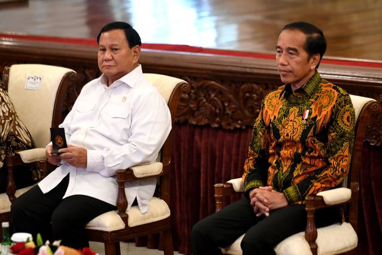 Presiden Joko Widodo (kanan) didampingi Menteri Pertahanan Prabowo Subianto memimpin sidang kabinet paripurna di Istana Negara, Jakarta, Senin (24/6/2024). Sidang kabinet paripurna tersebut membahas perekonomian Indonesia terkini. ANTARA FOTO/Hafidz Mubarak A/YU
