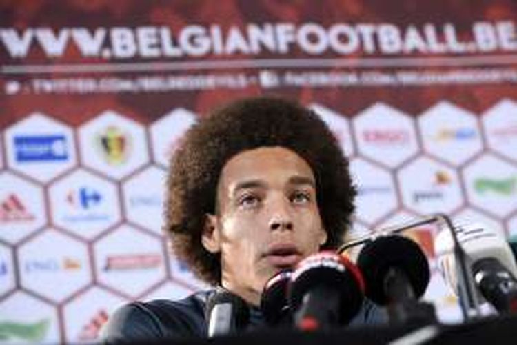 Gelandang tim nasional Belgia, Axel Witsel, menghadiri sesi konferensi pers di Genk, Belgia, pada 4 Juni 2016.