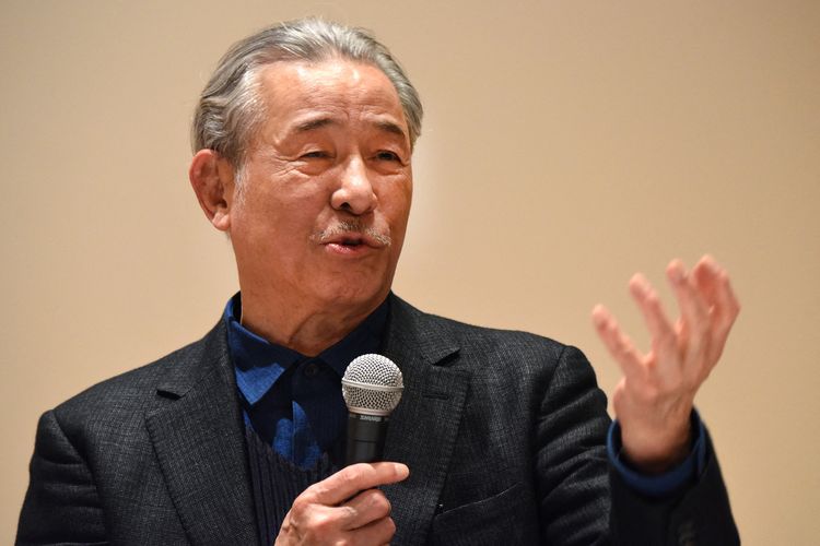 This file photo taken on March 15, 2016 shows Japanese designer Issey Miyake attending a press conference for the Miyake Issey Exhibition at the National Art Center in Tokyo. Japanese fashion designer Issey Miyake, whose global career spanned more than half a century, has died aged 84, an employee at his office in Tokyo told AFP on August 9, 2022. (Photo by TORU YAMANAKA / AFP)