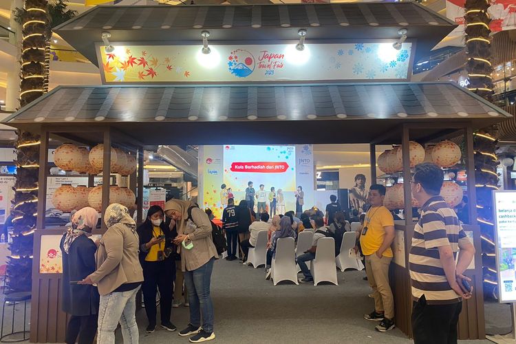 Suasana hari pertama Japan Travel Fair pada Jumat (25/8/2023) malam. Japan Travel Fair digelar 25-27 Agustus 2023 di Mal Kota Kasablanka, Tebet, Jakarta Selatan. 