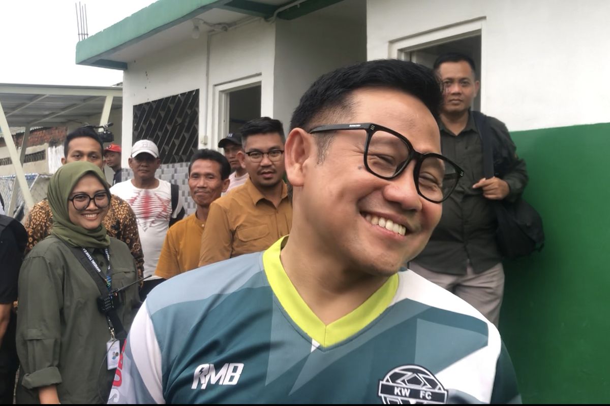 Cawapres nomor urut 1 Muhaimin Iskandar di lapangan bola Wedoro, Waru, Sidoarjo, Jawa Timur, Selasa (28/11/2023).
