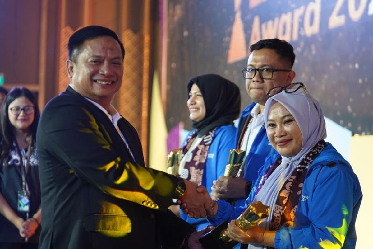 PNM Excellence Award 2025 diberikan kepada individu dan unit kerja yang telah mencapai prestasi luar biasa dalam berbagai kategori, termasuk penghargaan bagi karyawan terbaik serta cabang dan unit terbaik. 