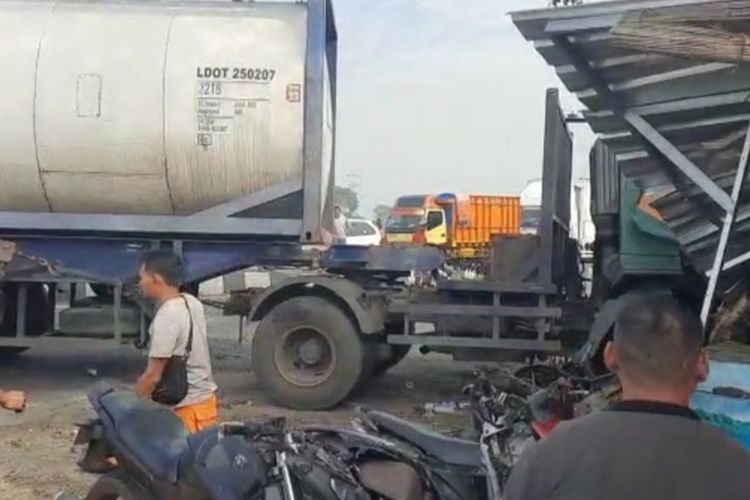Foto tangkap layar dari Wahono, pemilik warung yang menjadi korban kecelakaan di Jalur Utama Pantura, kabupaten Cirebon, Senin (11/7/2022)