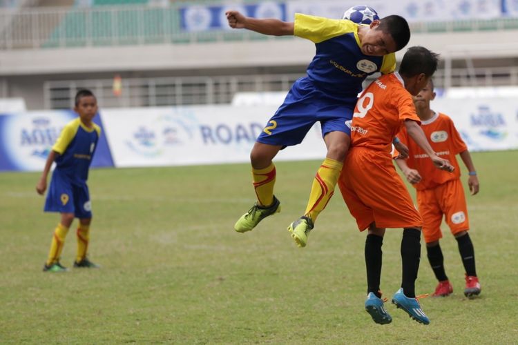 Pemain SSB Batu Agung dari Kalimantan Selatan (kiri) berebut bola dengan pemain SSB Imran Soccer Academy dari DKI Jakarta (kanan) pada pertandingan final nasional Aqua Danone Nations Cup 2017 di Sentul, Bogor, Jawa Barat, Minggu (16/7/2017). SSB Batu Agung keluar sebagai juara dan mewakili Indonesia di final dunia Danone Nations Cup 2017 di Red Bull Arena, New York, Amerika Serikat September 2017 mendatang.