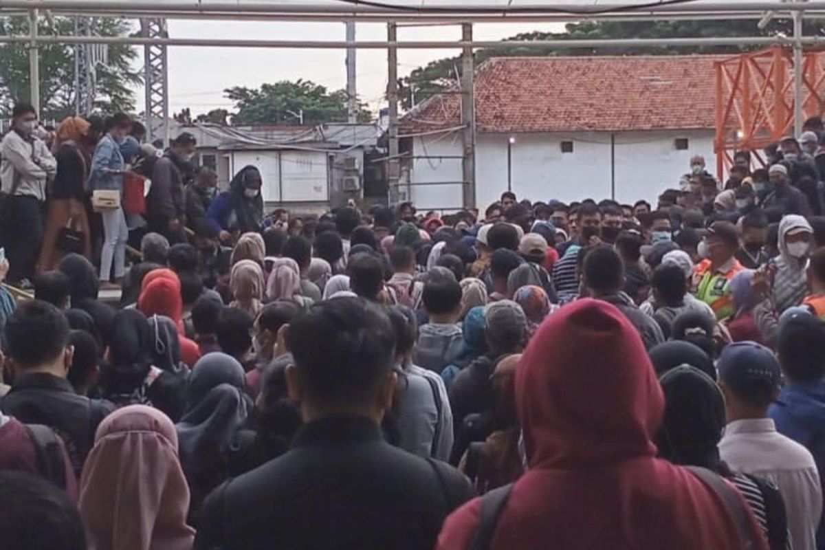 Kepadatan penumpang di Stasiun Manggarai, Jakarta Selatan akibat perbaikan wesel pagi ini, Kamis (6/4/2023).