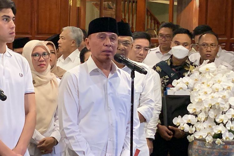 Mochamad Iriawan atau Iwan Bule diresmikan menjadi kader Partai Gerindra di rumah Prabowo Subianto, Jalan Kertanegara, Jakarta Selatan, Kamis (27/4/2023) malam. 