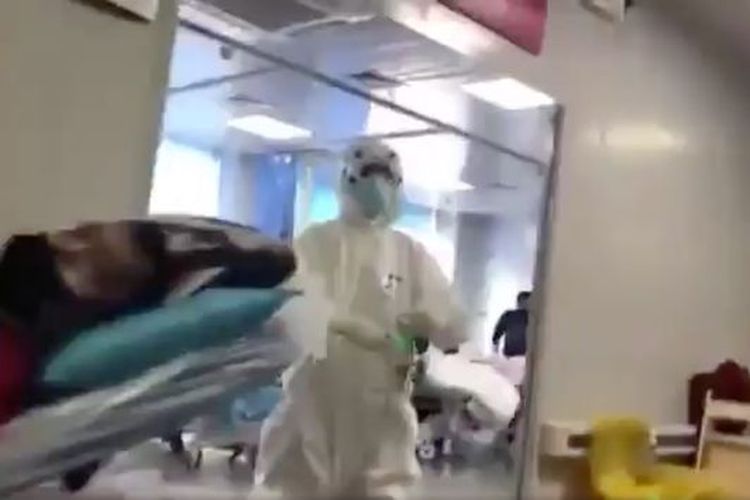 Potongan gambar dari video yang direkam seorang pria bernama Fang Bin menunjukkan dokter keluar dari salah satu ruangan di rumah sakit Wuhan, China. Fang ditangkap setelah secara sembunyi-sembunyi merekam adanya jenazah dalam bus di kota asal penyebaran virus corona tersebut.