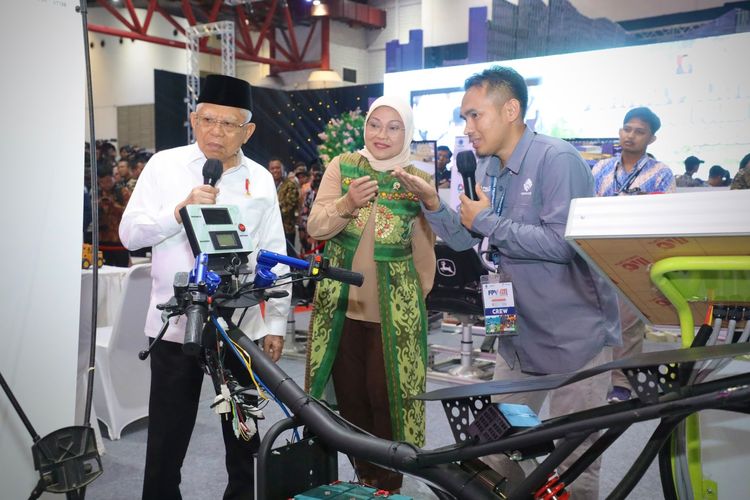 Wapres Ma'ruf Amin dan Menaker Ida Fauziyah Job Fair Nasional dan Festival Pelatihan Vokasi 2023 di Jakarta International Expo (JIExpo), Kemayoran, Jakarta Pusat, Jumat (27/10/2023).
