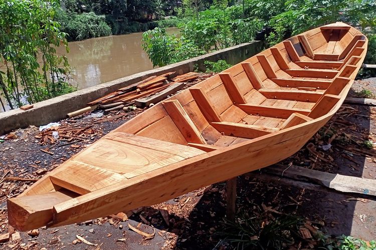 Abah Karun (66) seorang pengrajin perahu tongkang asal Kecamatan Baleendah, Kabupaten Bandung, Jawa Barat, yang hingga kini masih bertahan membuat perahu. Perahu buatan Abah Karun sangat bermanfaat bagi warga yang kerap terkena dampak banjir Bandung Selatan.