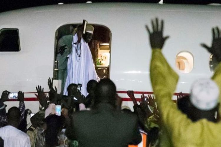 Mantan presiden Gambia, Yahya Jammeh melambaikan tangan dari pintu pesawat yang akam membawanya ke Guinea Ekuatorial tempatnya mengasingkan diri.