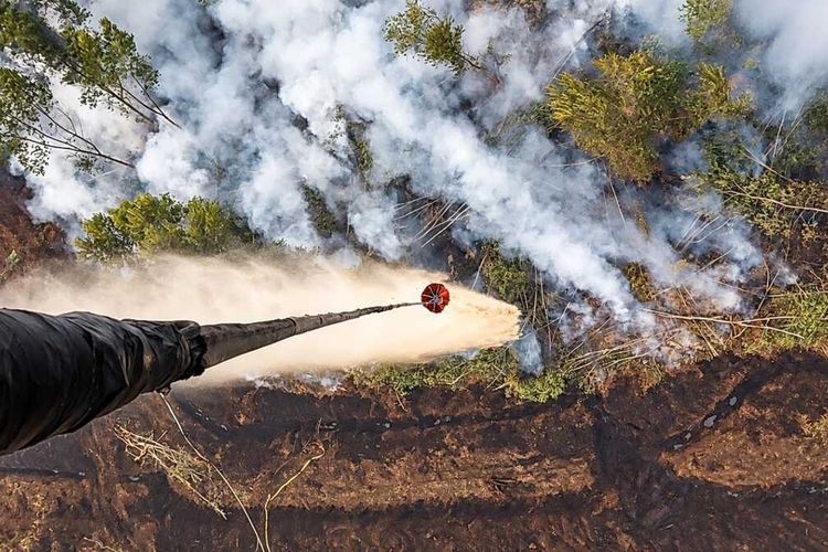 57 Ekskavator dan 3 Helikopter Dikerahkan Padamkan Karhutla di Muba, Api Bakar Lahan Gambut