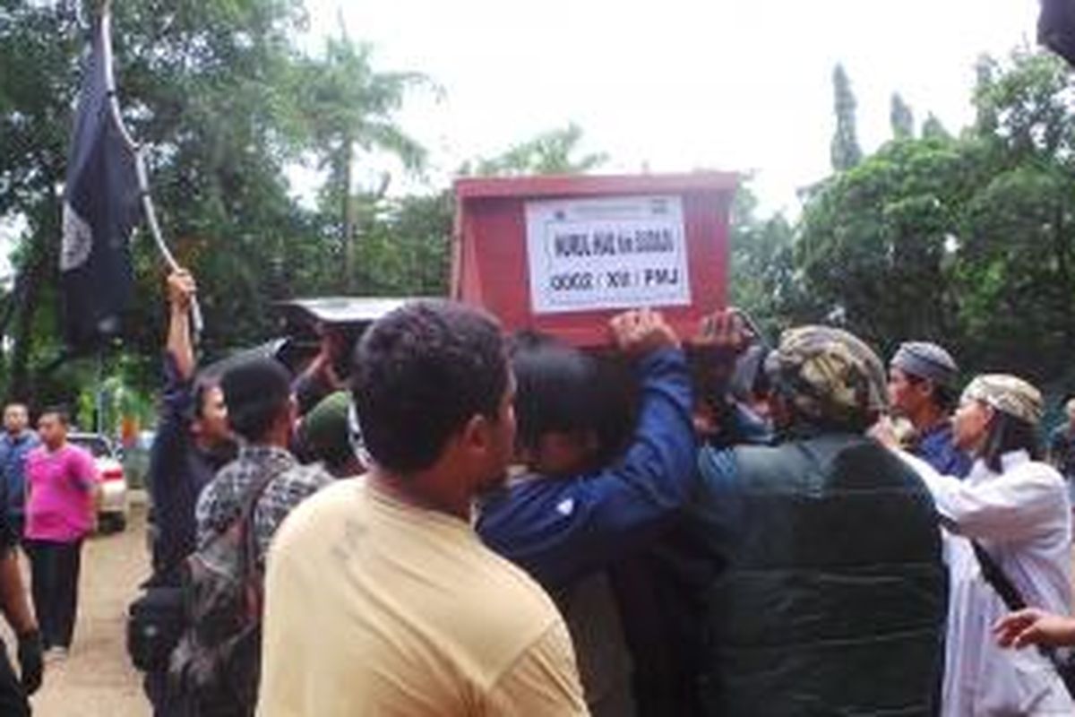Salah satu jenazah terduga teroris Ciputat Nurul Haq digotong para simpatisan. Lima terduga teroris yang dibawa dari RS Polri ini akan dimakamkan di TPU Pondok Rangon. Sabtu (4/1/2014).