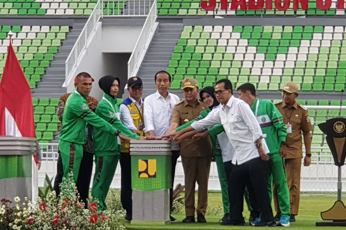 Presiden Jokowi meresmikan Stadion Utama Sumut di kompleks Sport Center Sumut di Desa Sena Kabupaten Deli Sedang, Selasa (15/10/2024). 