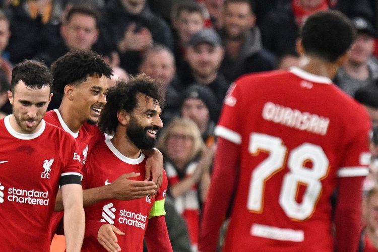 Penyerang Liverpool, Mohamed Salah, merayakan gol ke gawang Toulouse di ajang Liga Europa di Stadion Anfield pada Jumat (27/10/2023) dini hari WIB. Terkini, laga pekan ke-13 Premier League 2023-2024 menyajikan duel Man City vs Liverpool di Stadion Etihad, Sabtu (23/11/2023).