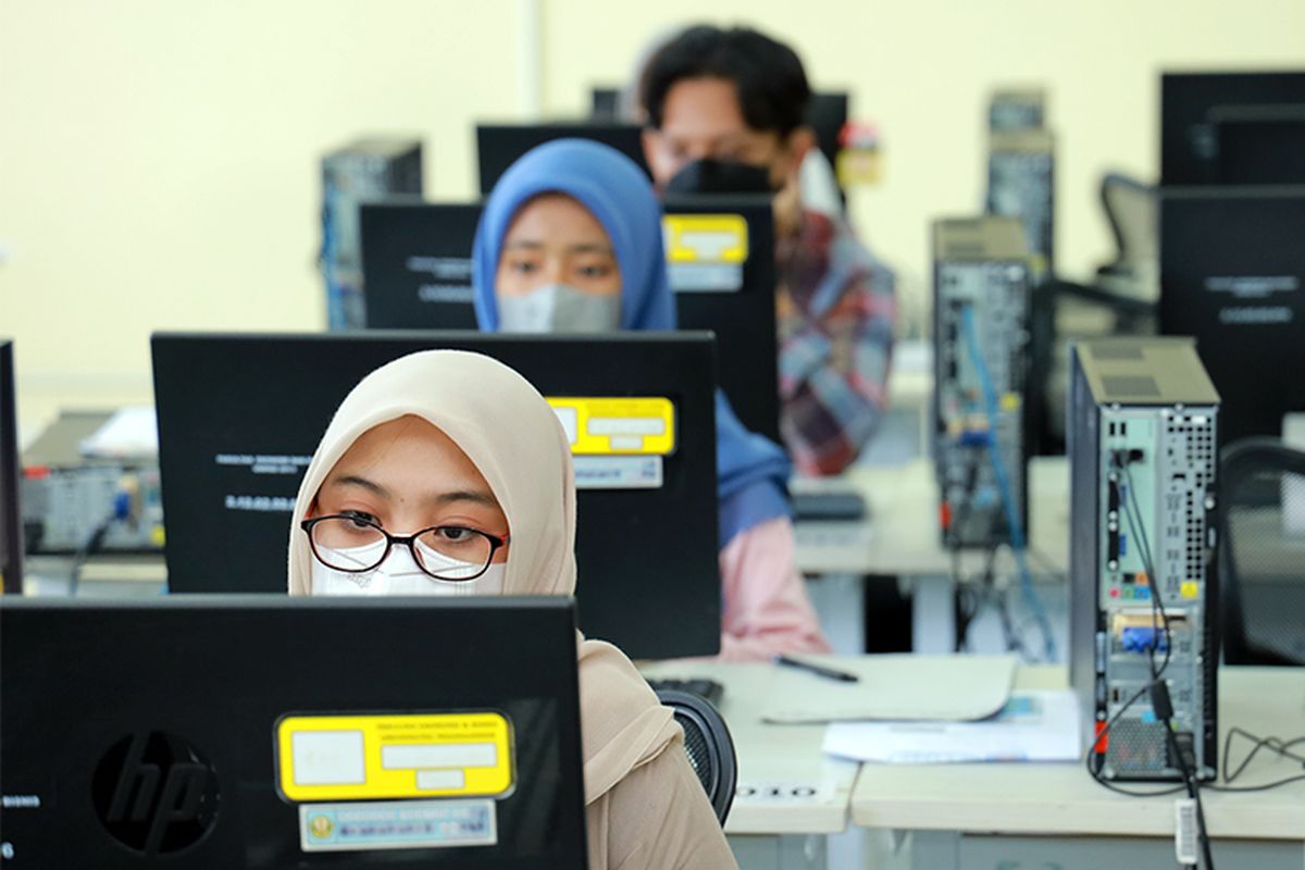 Peserta mencoba aplikasi ujian sebelum memulai pelaksanaan UTBK-SBMPTN 2022 di Pusat UTBK Unpad, Jatinangor, Selasa (17/5/2022).
