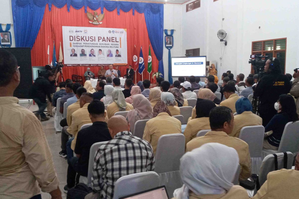 Diskusi panel terkait nilai kerugian dalam kasus tata niaga timah di Universitas Pertiba, Pangkalpinang, Babel, Sabtu (21/12/2024).
