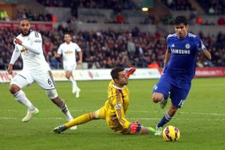 Penyerang Chelsea Diego Costa (kanan) mengecoh kiper Swansea City Lukasz Fabianski dan kemudian mencetak gol keduanya (dari dua), pada laga Premier League, di Liberty Stadium, Sabtu (17/1/2015). Laga itu berakhir 5-0.