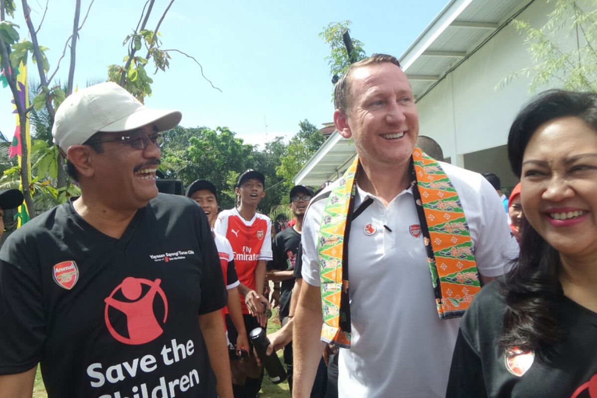 Wakil Gubernur DKI Jakarta Djarot Saiful Hidayat, legenda Arsenal Ray Parlour, dan istri Djarot, Happy Farida saat meresmikan lapangan futsal di RPTRA Semper Barat, Jakarta Utara, Sabtu (29/4/2017). 