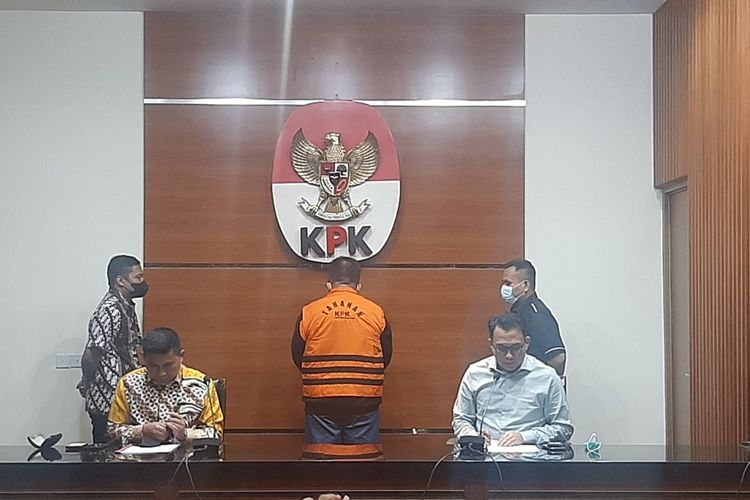  Komisi Pemberantasan Korupsi (KPK) menahan debitur Koperasi Simpan Pinjam Intidana, Ivan Dwi Kusuma Sujanto, di Rumah Tahanan Polres Jakarta Timur, Selasa (4/10/2022).