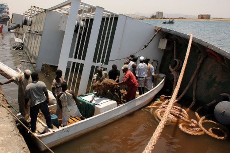 Domba diselamatkan setelah kapal Badr 1 yang dijejali ribuan hewan, tenggelam di pelabuhan Suakin, Laut Merah Sudan, menenggelamkan sebagian besar hewan di dalamnya, pada 12 Juni 2022. 