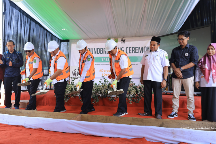 Pemkab Berau dan WWF Indonesia memulai pembangunan TPS3R di Berau, Kalimantan Timur. 