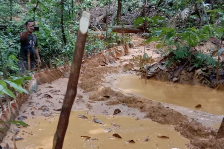 Sumber air bersih PDAM Tirta Bengkayang di Intake Riam Madi, Desa Tiga Berkat, Kecamatan Lumar, Kabupaten Bengkayang, Kalimantan Barat (Kalbar), tercemar limbah aktivitas penambangan emas tanpa izin (PETI). Akibatnya, sedikitnya 35.000 pelanggan terancam terdampak merkuri. 