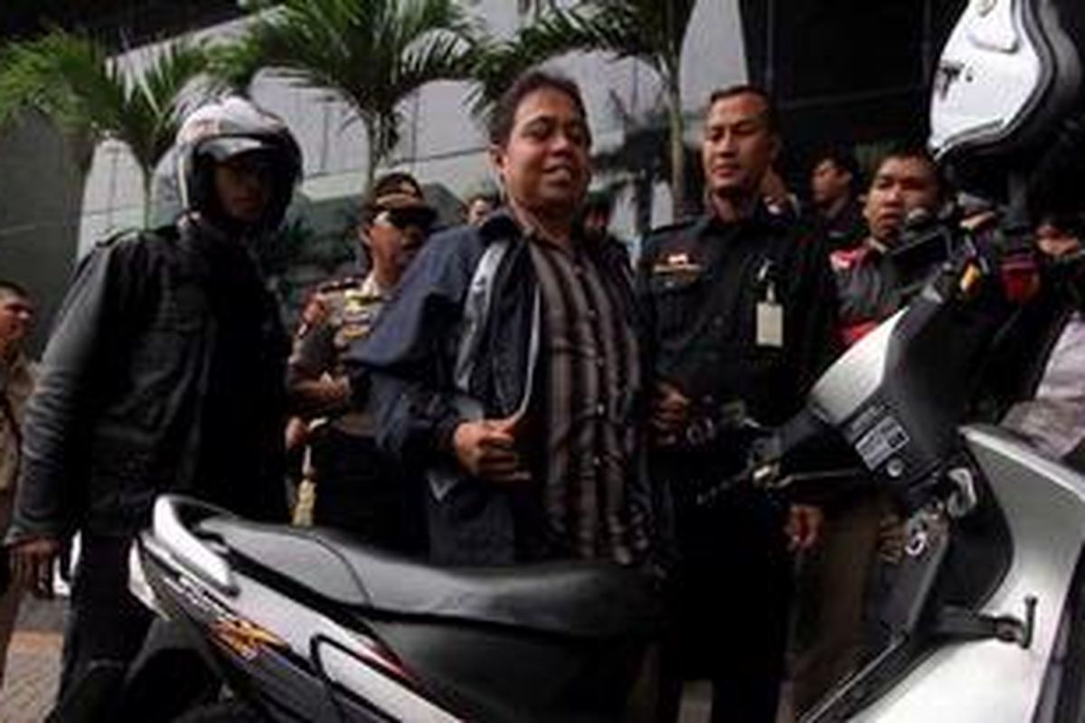 Walikota Depok Nur Mahmudi Ismail memasuki Gedung KPK dengan mengendarai motor dari Depok menuju Jakarta, Selasa (11/12/2012). Nur Mahmudi diundang oleh KPK untuk menyampaikan pemaparan hasil survei integritas sektor publik. TRIBUNNEWS/DANY PERMANA
