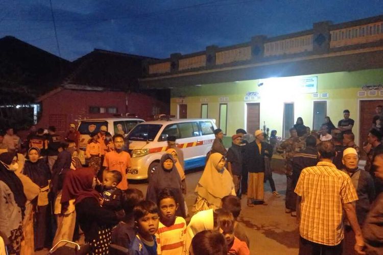 Warga Cibangun Kaler, Cibeureum, Kota Tasikmalaya, Jawa Barat, menyambut kedatangan tiga jenazah warganya yang berstatus pelajar tewas tenggelam di Legokjawa, Pangandaran, Kamis (7/7/2022) malam.