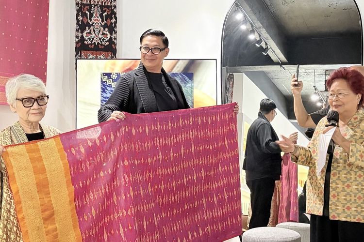 Terinspirasi Istana Versailles, Priyo Oktaviano Bawa Tenun Cual di JFW 2027