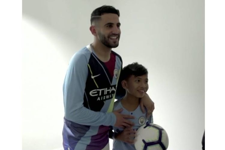 Seorang bocah korban gempa dan tsunami Palu, Sulawesi Tengah, bernama Rizky akhirnya bertemu dengan pemain sepak bola idolanya, bintang Manchester City Riyad Mahrez.