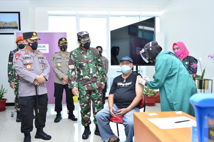 Panglima TNI Marsekal Hadi Tjahjanto bersama Kapolri Jenderal Pol Listyo Sigit Prabowo memimpin serbuan vaksinasi Covid-19 bagi prajurit TNI-Polri dan masyarakat berusia lanjut di Semarang, Jawa Tengah, Kamis (18/3/2021).