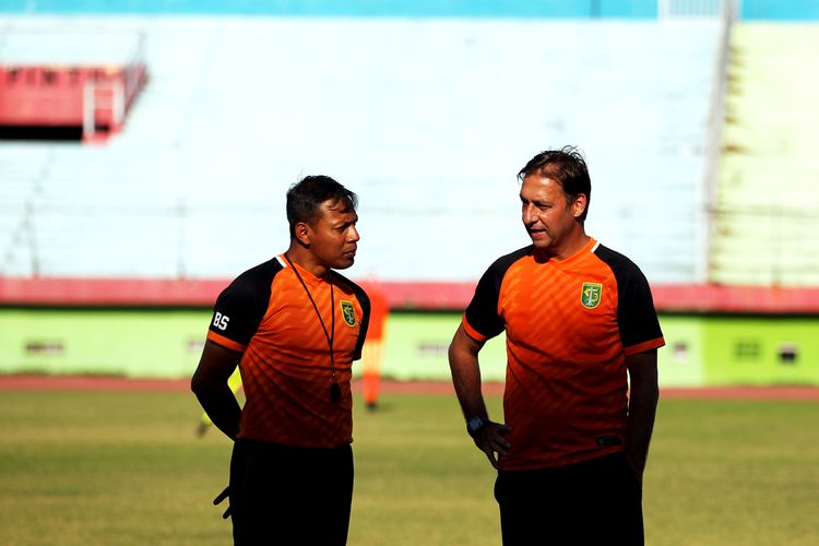 Asisten pelatih Persebaya Surabaya, Wolfgang Pikal (kanan) dan Bejo Sugiantoro (kiri).
