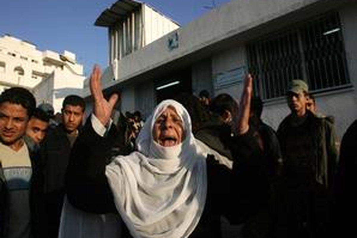 Seorang ibu dari Gaza Palestina berteriak histeris setelah anggota keluarganya menjadi korban serangan Israel, Senin (5/1).