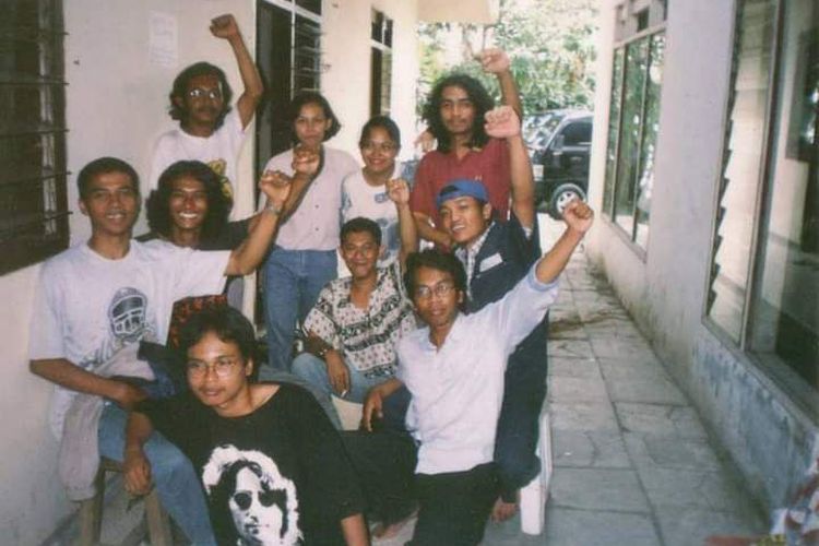 Petrus Bima Anugerah (topi biru), saat bertemu dengan teman-teman SMID di Jalan Jojoran, Surabaya (Foto: Dandik Katjasungkana)