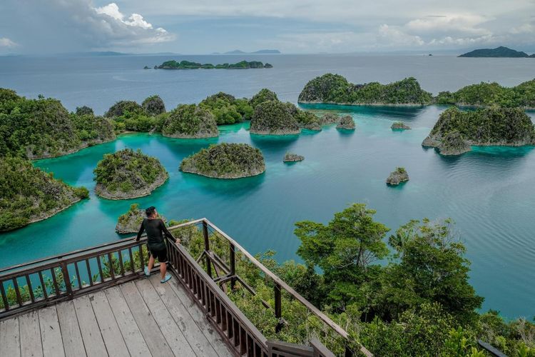 Pemandangan Raja Ampat dari Bukit Pianemo. Raja Ampat adalah salah satu destinasi yang tercetak pada uang kertas baru.