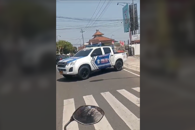 mobil polisi kulon progo disebut parkir di tengah jalan