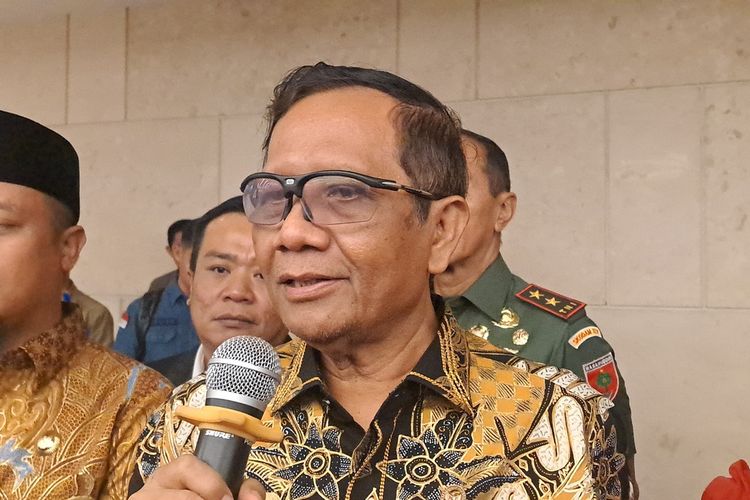 Menko Polhukam RI Mahfud MD usai menghadiri acara Forum Koordinasi Sentra Gakkumdu dalam Penanganan Tindak Pidana Pemilihan Umum di Wilayah Hukum Sulawesi di Hotel Claro Makassar, Kamis (13/7/2023).