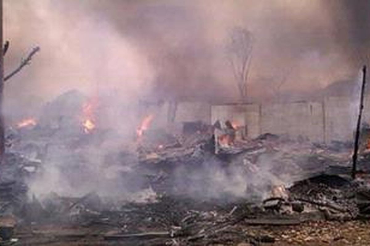 Kebakaran hebat melanda sebuah kompleks pembuatan mebel dan rumah warga di RT 01 RW 02, Pondok Bambu, Duren Sawit, Jakarta Timur, Selasa (21/8/2012).