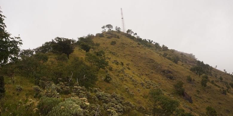 Menara pemancar yang berdiri di salah satu puncak bukit, Gunung Merbabu. 