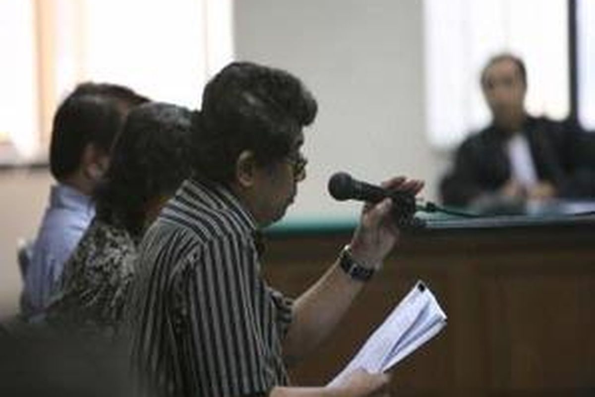 Pledoi Aulia Pohan Mantan Deputi Gubernur Bank Indonesia Aulia Tantowi Pohan membaca pledoi dalam lanjutan persidangan korupsi penggunaan dana YPPI dan BI, dengan terdakwa mantan Deputi Gubernur BI Aulia Tantowi Pohan, Maman H Soemantri, Bunbunan EJ Hutapea, dan Aslim Tadjudin di Pengadilan Khusus Tindak Pidana Korupsi, Jakarta, Jumat (12/6).