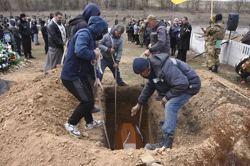 Abaikan Risiko Serangan Rudal, Warga Ukraina Ramai-ramai Hadiri Pemakaman Korban Perang