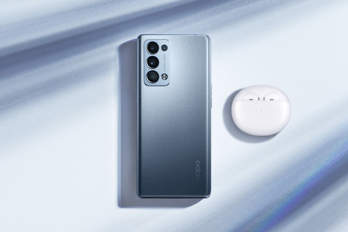 Oppo Reno6 5G Pro varian warna Lunar Grey beserta aksesori tambahan Oppo Enco Air.