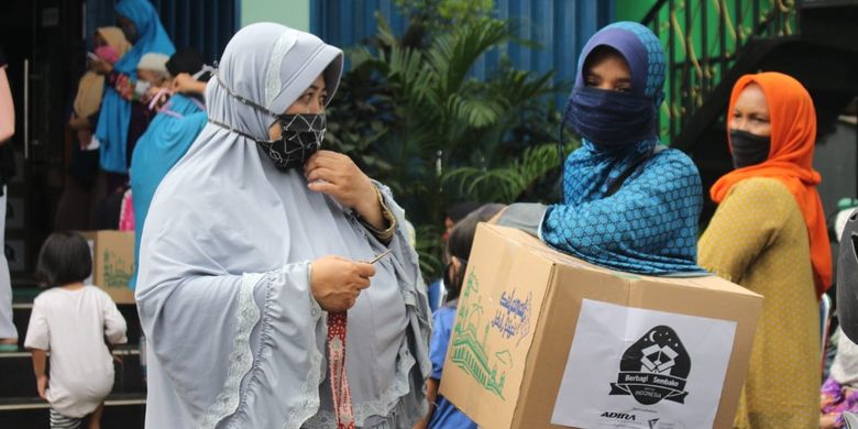 Bantu perekonomian masyarakat kelas bawah di tengah serangan virus Corona, Dompet Dhuafa bersama Adira Insurance Syariah,  gulirkan paket sembako di Tangerang Selatan.