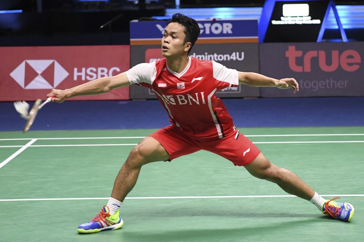 Pebulu tangkis tunggal putra Indonesia Anthony Sinisuka Ginting mengembalikan kok ke arah lawannya pebulu tangkis tunggal putra Jepang Kento Momota dalam pertandingan babak semifinal Piala Thomas 2022 di Impact Arena, Bangkok, Thailand, Jumat (13/5/2022). Ginting menang atas Kento Momota dengan skor 21-13, 14-21 dan 21-12 dan membawa Tim Thomas Indonesia unggul sementara atas Jepang 1-0. ANTARA FOTO/M Risyal Hidayat/YU