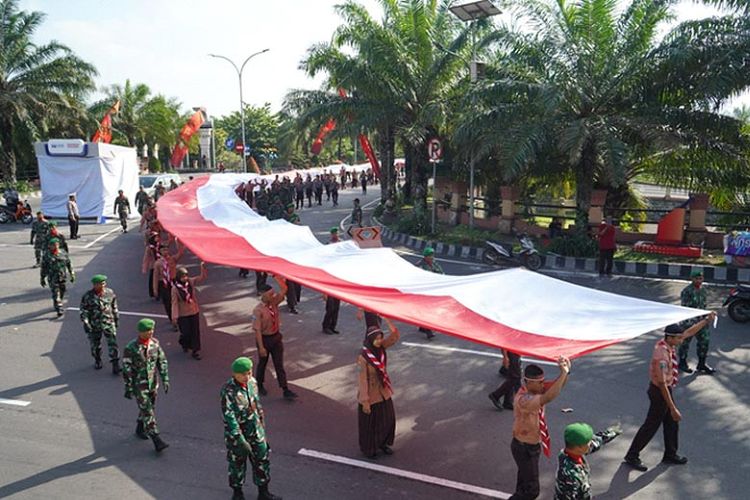 Bendera Merah Putih dibawa keliling pada Kirab Kebangsaan Pemkab Kediri.