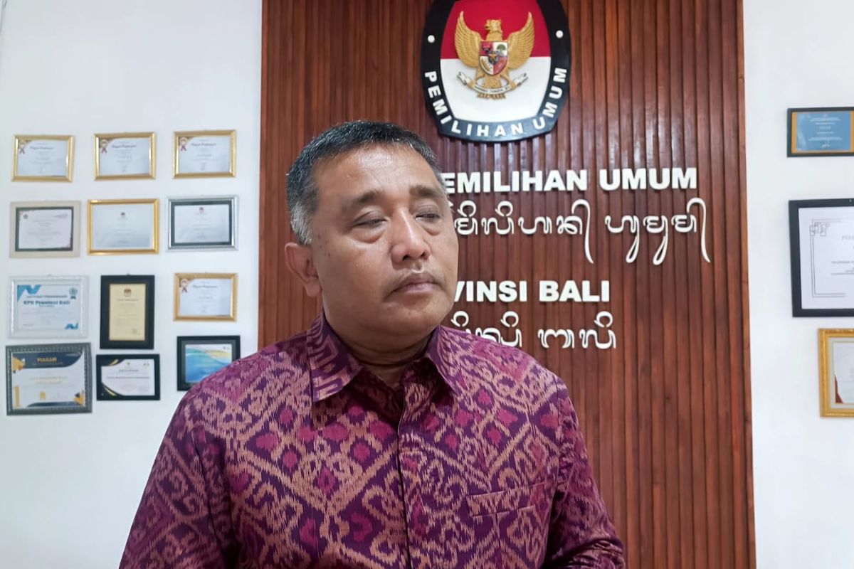Ketua KPU Bali I Dewa Agung Lidartawan membeberkan rancangan format debat berkonsep kearifan lokal di kantor KPUD Bali, pada Rabu (5/6/2024). Kompas.com/ Yohanes Valdi Seriang Ginta